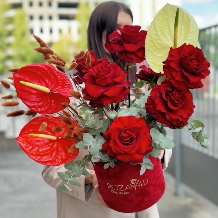 Композиция Для красной дорожки с антуриумом