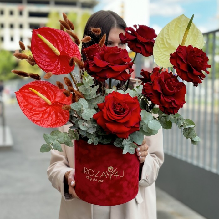 Композиция Для красной дорожки с антуриумом