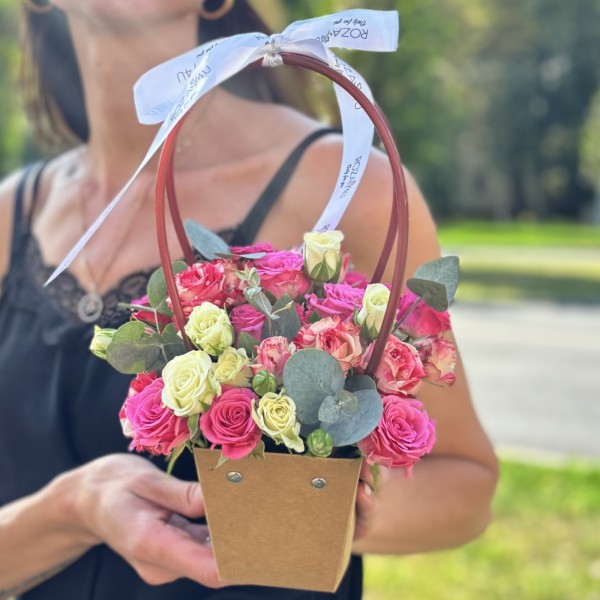 Композиция из кустовых роз в сумочке MIX
