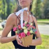Композиция из кустовых роз в сумочке MIX
