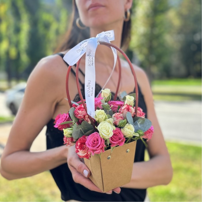 Композиция из кустовых роз в сумочке MIX