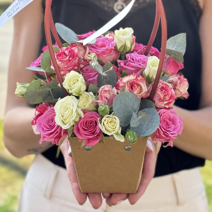 Композиция из кустовых роз в сумочке MIX