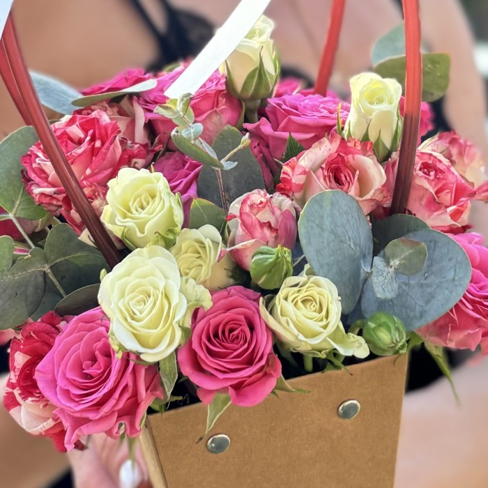 Композиция из кустовых роз в сумочке MIX