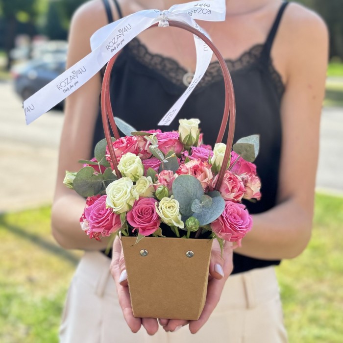 Композиция из кустовых роз в сумочке MIX