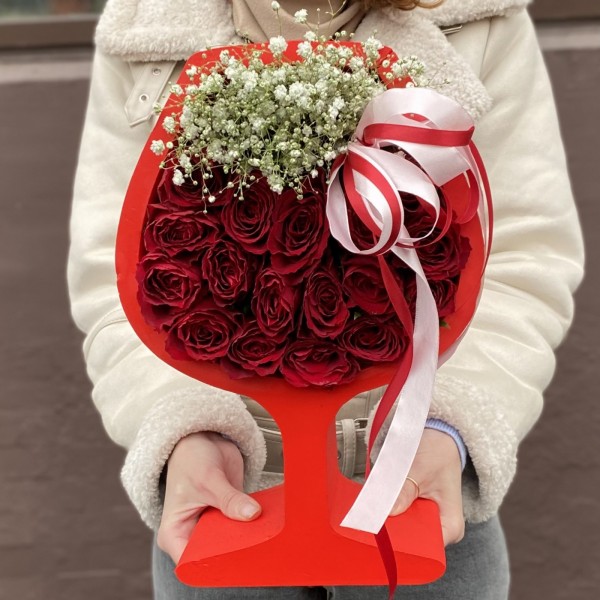 Композиция в бокале с розами и гипсофилой