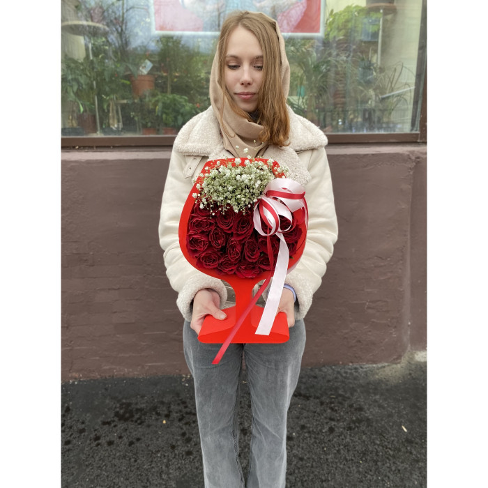 Композиция в бокале с розами и гипсофилой