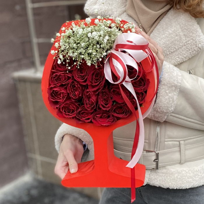 Композиция в бокале с розами и гипсофилой