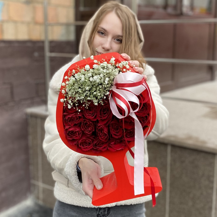 Композиция в бокале с розами и гипсофилой