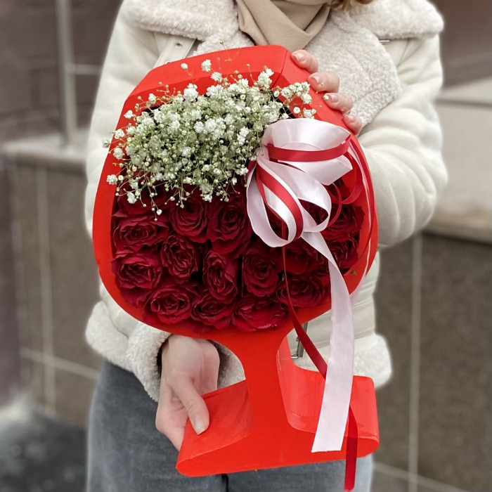 Композиция в бокале с розами и гипсофилой