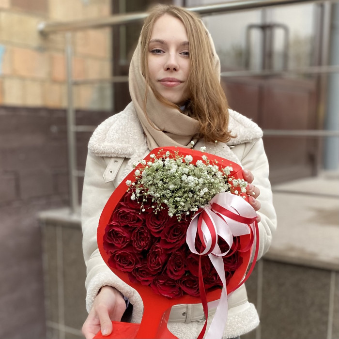 Композиция в бокале с розами и гипсофилой