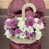Композиция в зонтике с розами и альстромерией