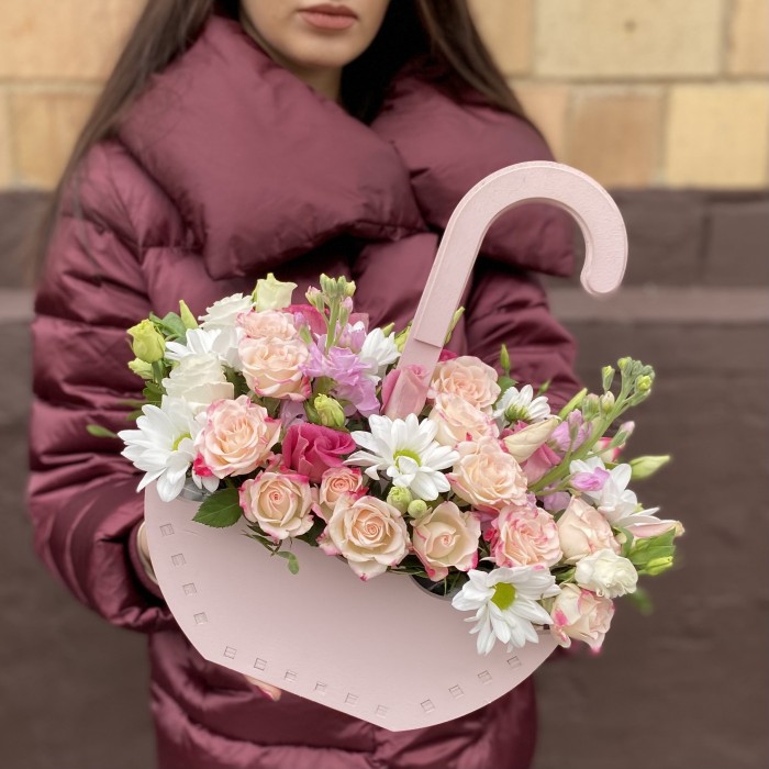 Композиция в зонтике с розами и эустомой