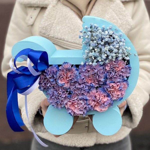 Композиция в коляске с диантусами на рождение мальчика