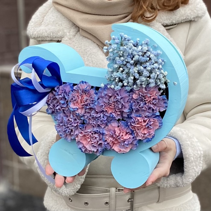 Композиция в коляске с диантусами на рождение мальчика