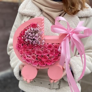 Композиция в коляске с розами на рождение девочки