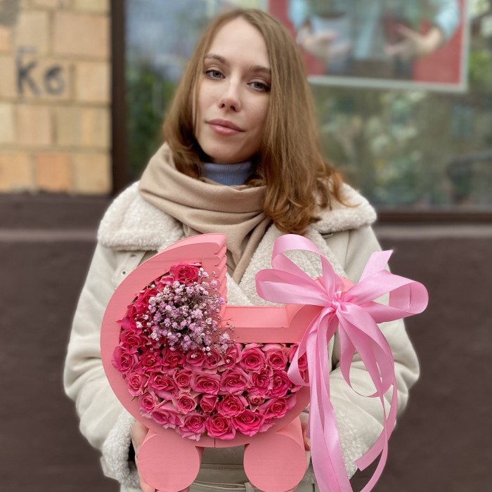 Композиция в коляске с розами на рождение девочки