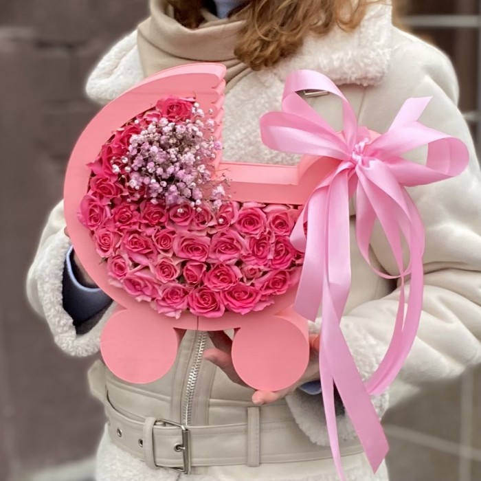 Композиция в коляске с розами на рождение девочки