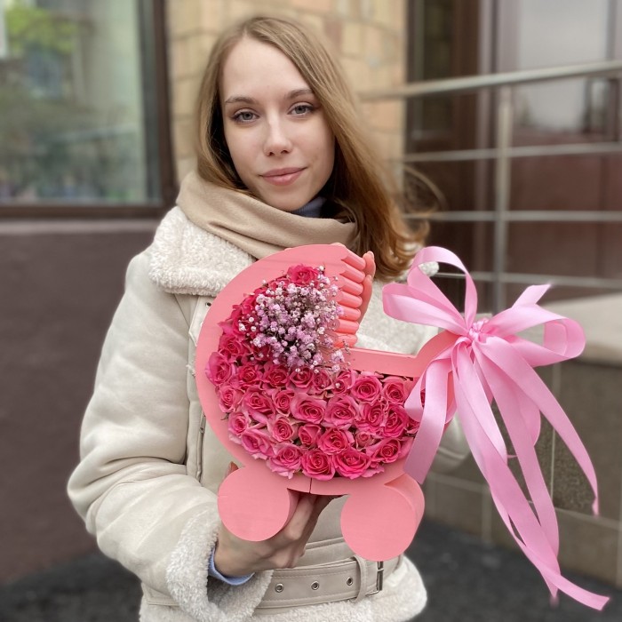 Композиция в коляске с розами на рождение девочки