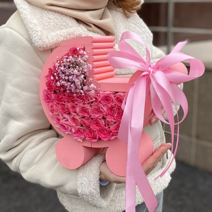 Композиция в коляске с розами на рождение девочки