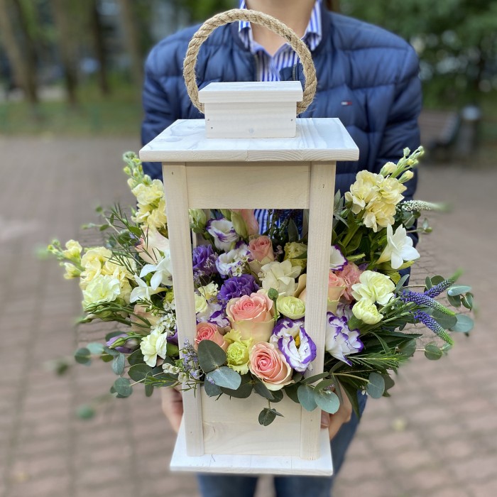 Цветочная композиция в фонаре