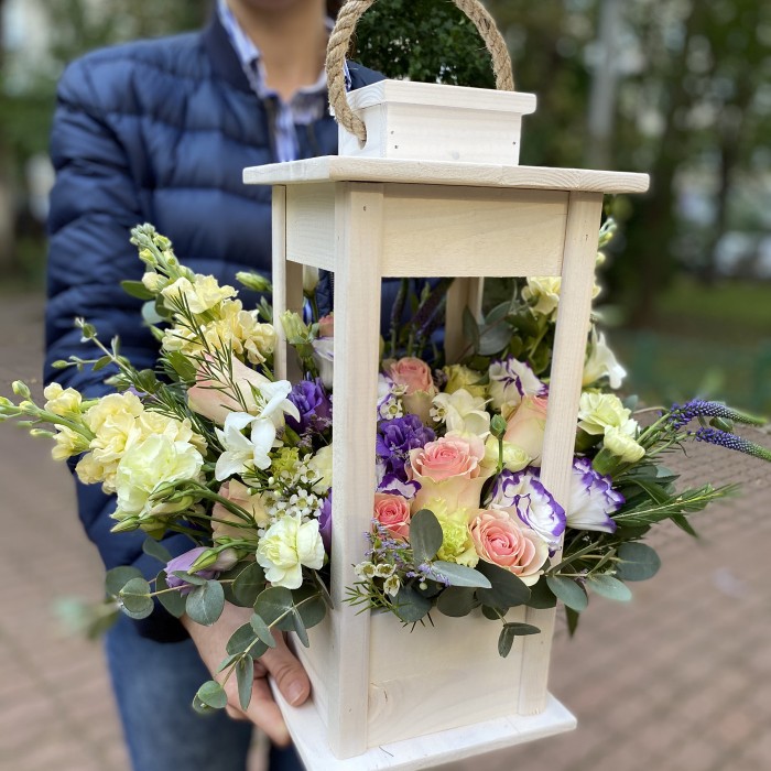 Цветочная композиция в фонаре