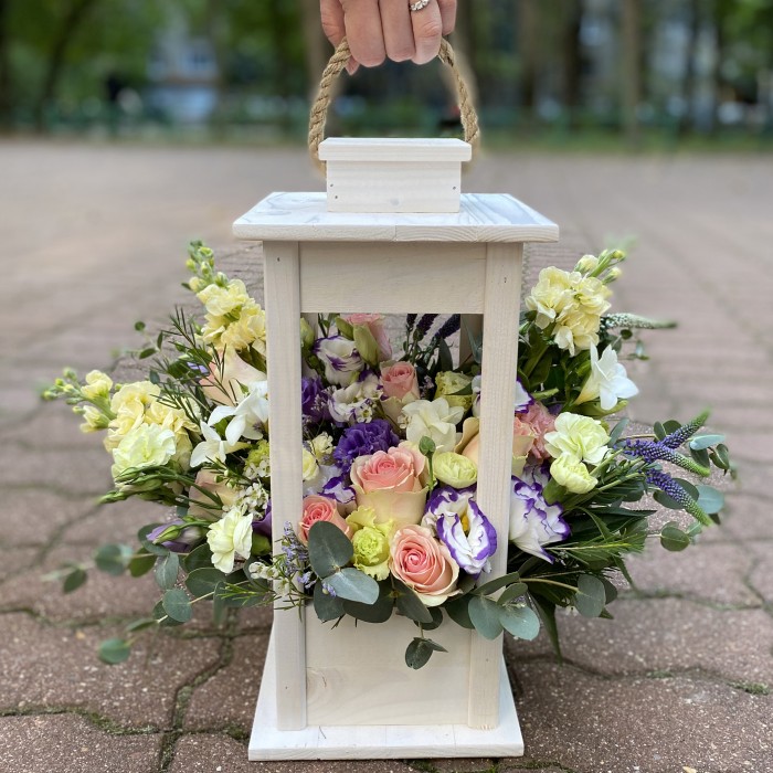 Цветочная композиция в фонаре