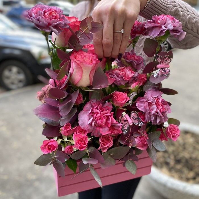 Композиция в розовом ящике