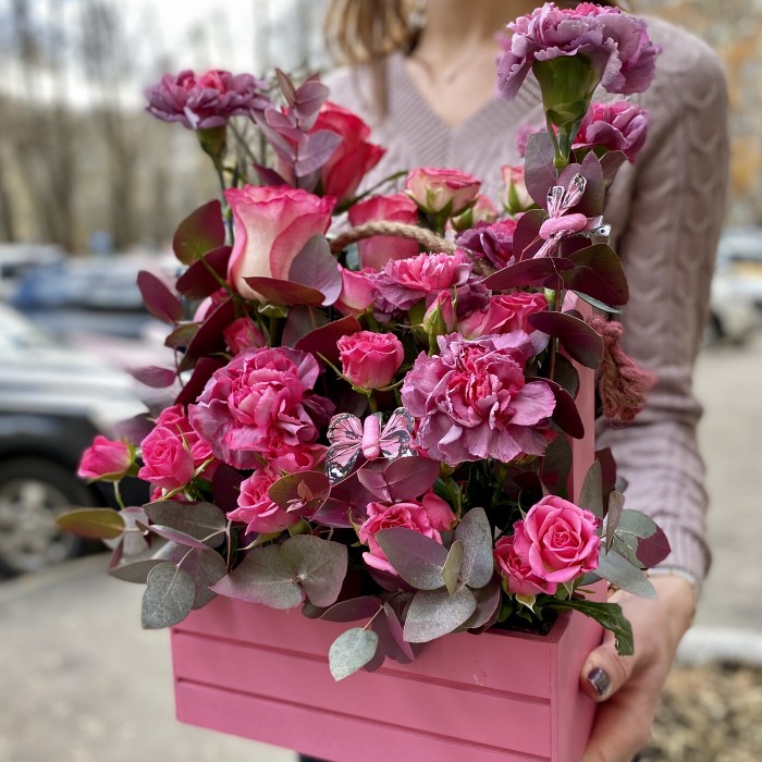 Композиция в розовом ящике