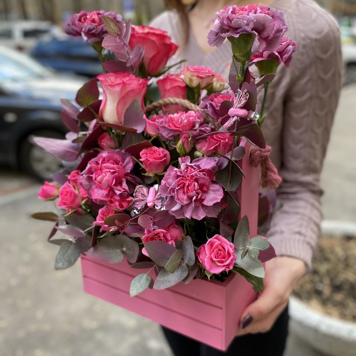 Композиция в розовом ящике