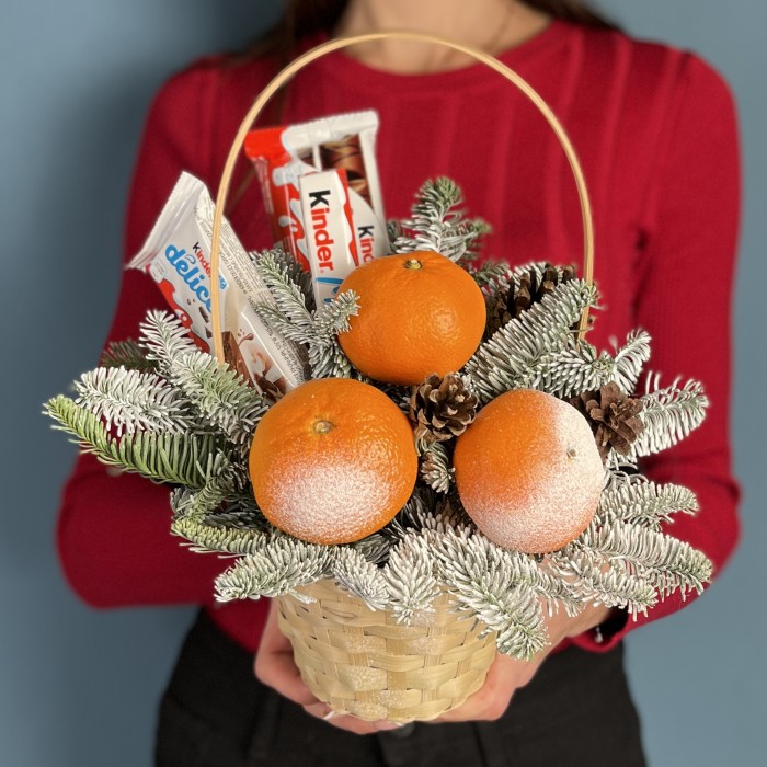 Новогодняя корзина с мандаринами и шоколадом