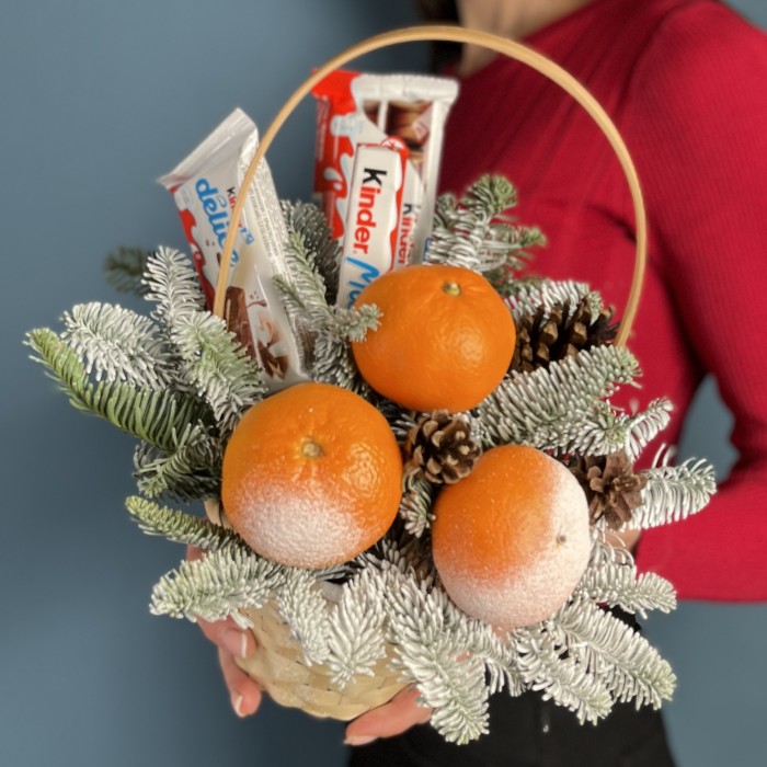 Новогодняя корзина с мандаринами и шоколадом