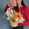 Новогодняя корзина с мандаринами и шоколадом