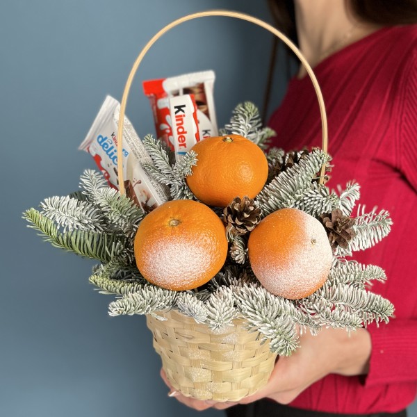 Новогодняя корзина с мандаринами и шоколадом