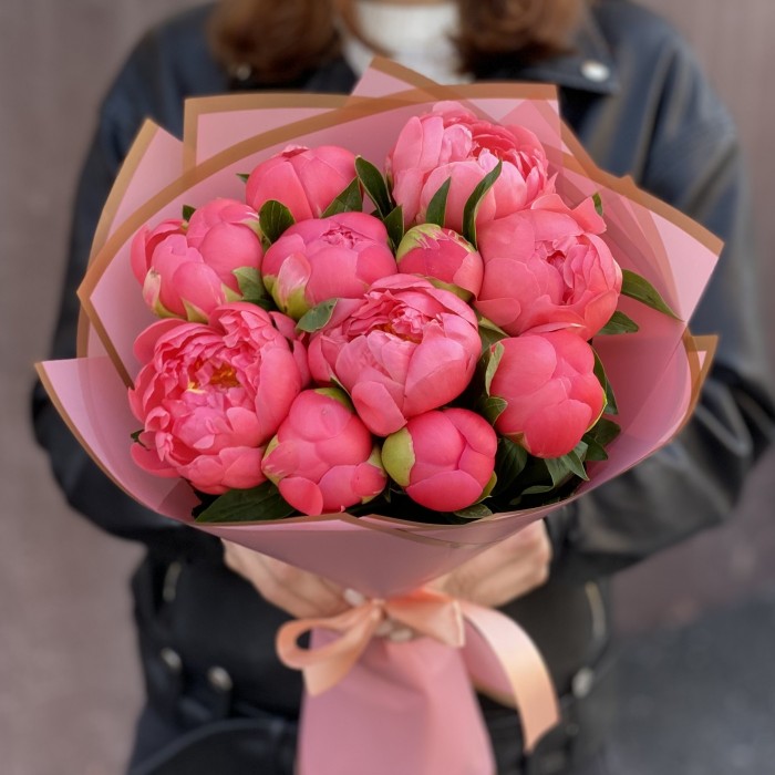 Букет из 11 коралловых пионов