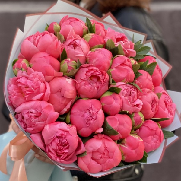 Букет из 31 кораллового пиона