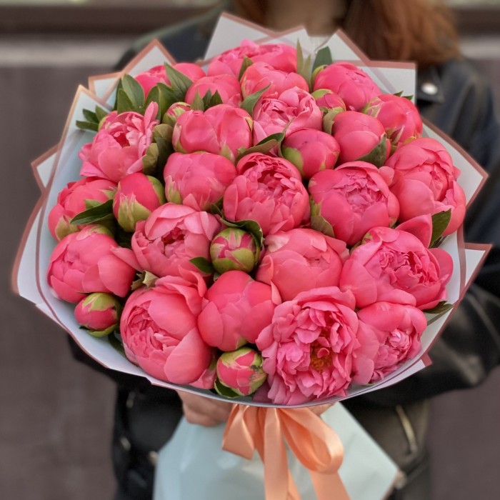 Букет из 31 кораллового пиона