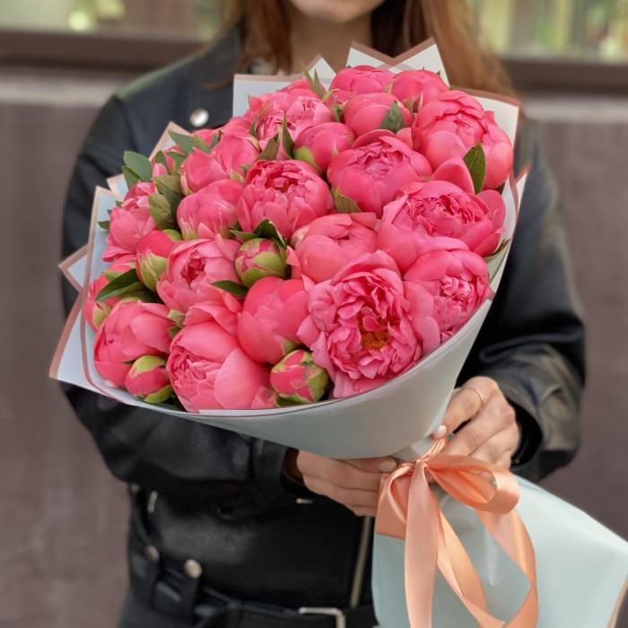 Букет из 31 кораллового пиона