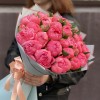 Букет из 31 кораллового пиона