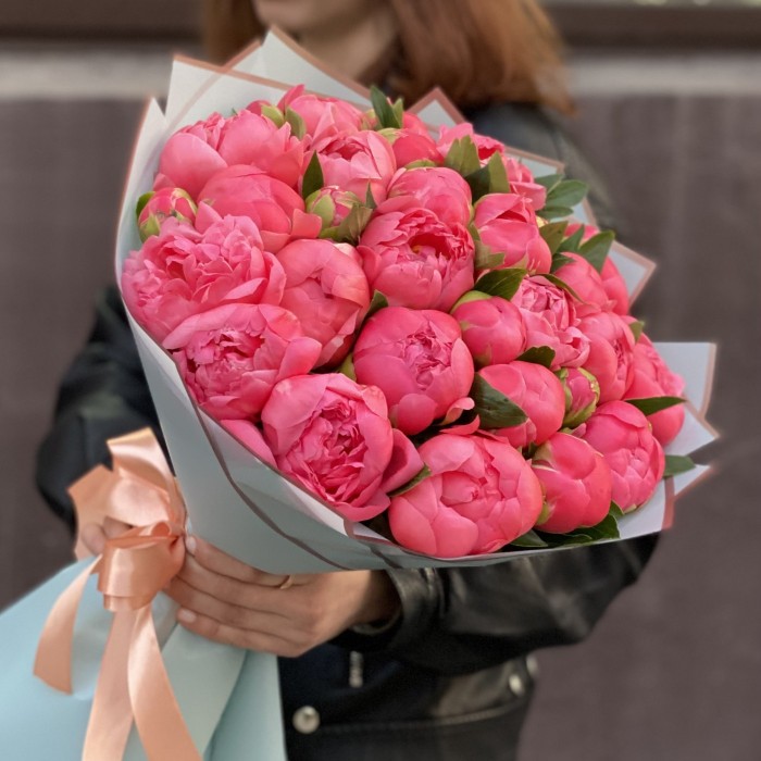 Букет из 31 кораллового пиона