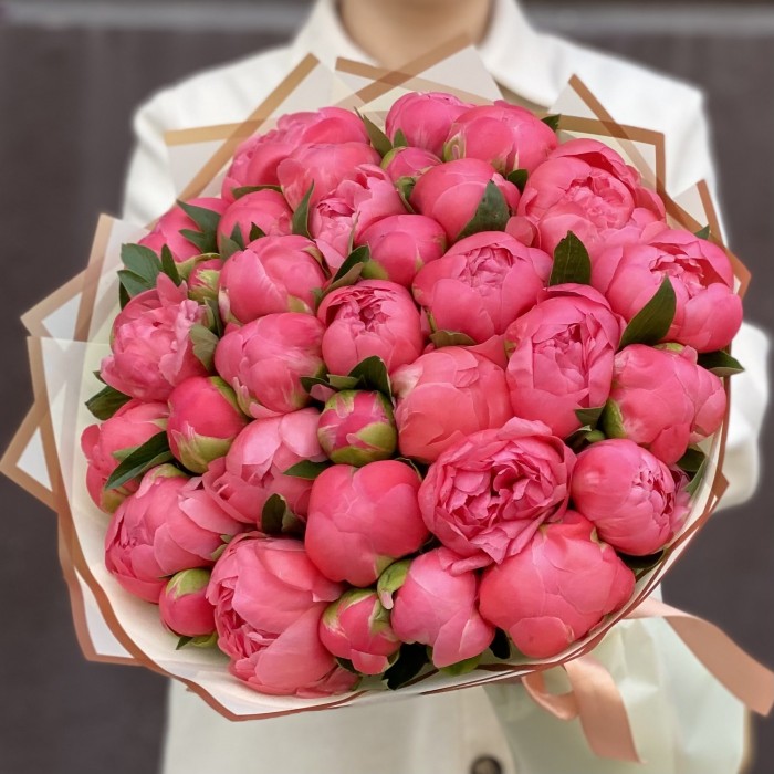 Букет из 35 коралловых пионов