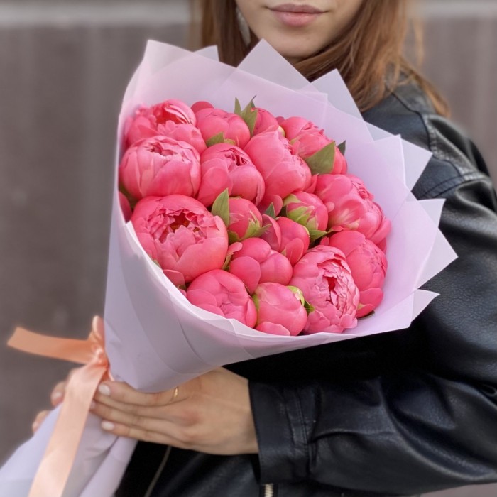 Букет из 17 коралловых пионов