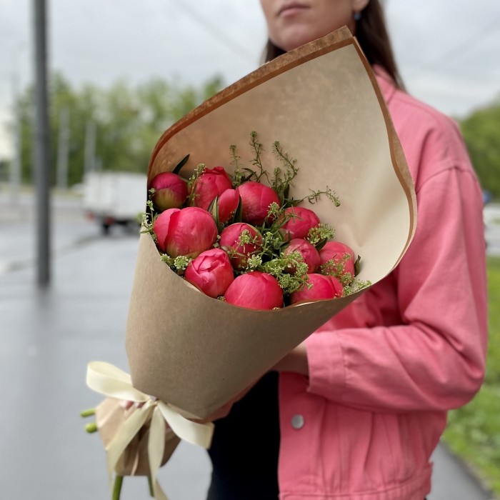 Букет из 11 коралловых пионов с зеленью