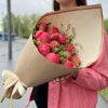 Букет из 11 коралловых пионов с зеленью