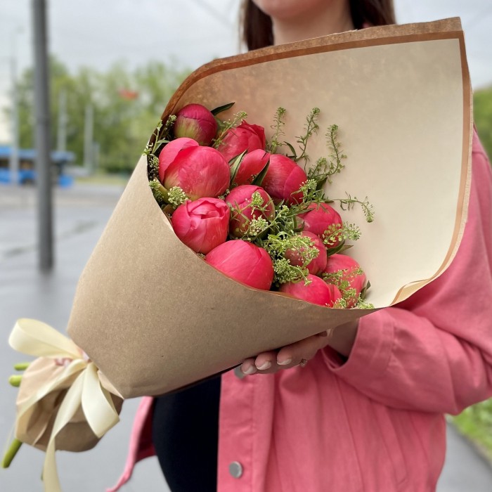 Букет из 11 коралловых пионов с зеленью