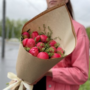 Букет из 11 коралловых пионов с зеленью