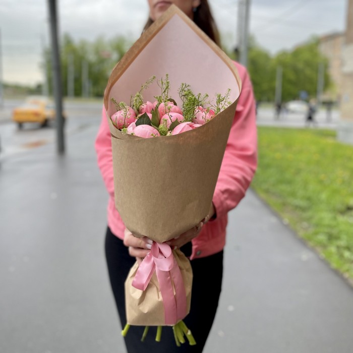 Букет из 11 пионов Салмон с зеленью