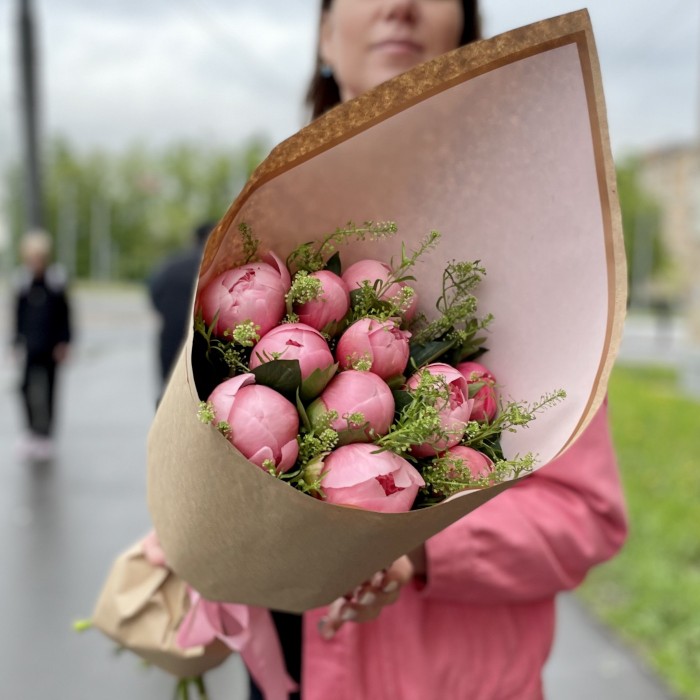 Букет из 11 пионов Салмон с зеленью