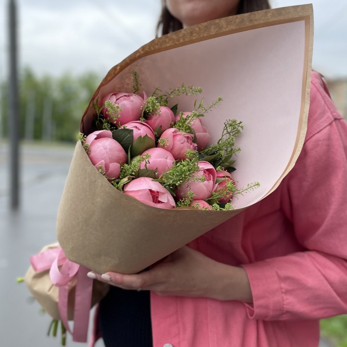 Букет из 11 пионов Салмон с зеленью