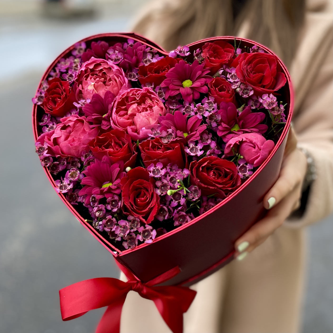 Красные хризантемы в пышном букете недорого с доставкой на День Святого Валентина