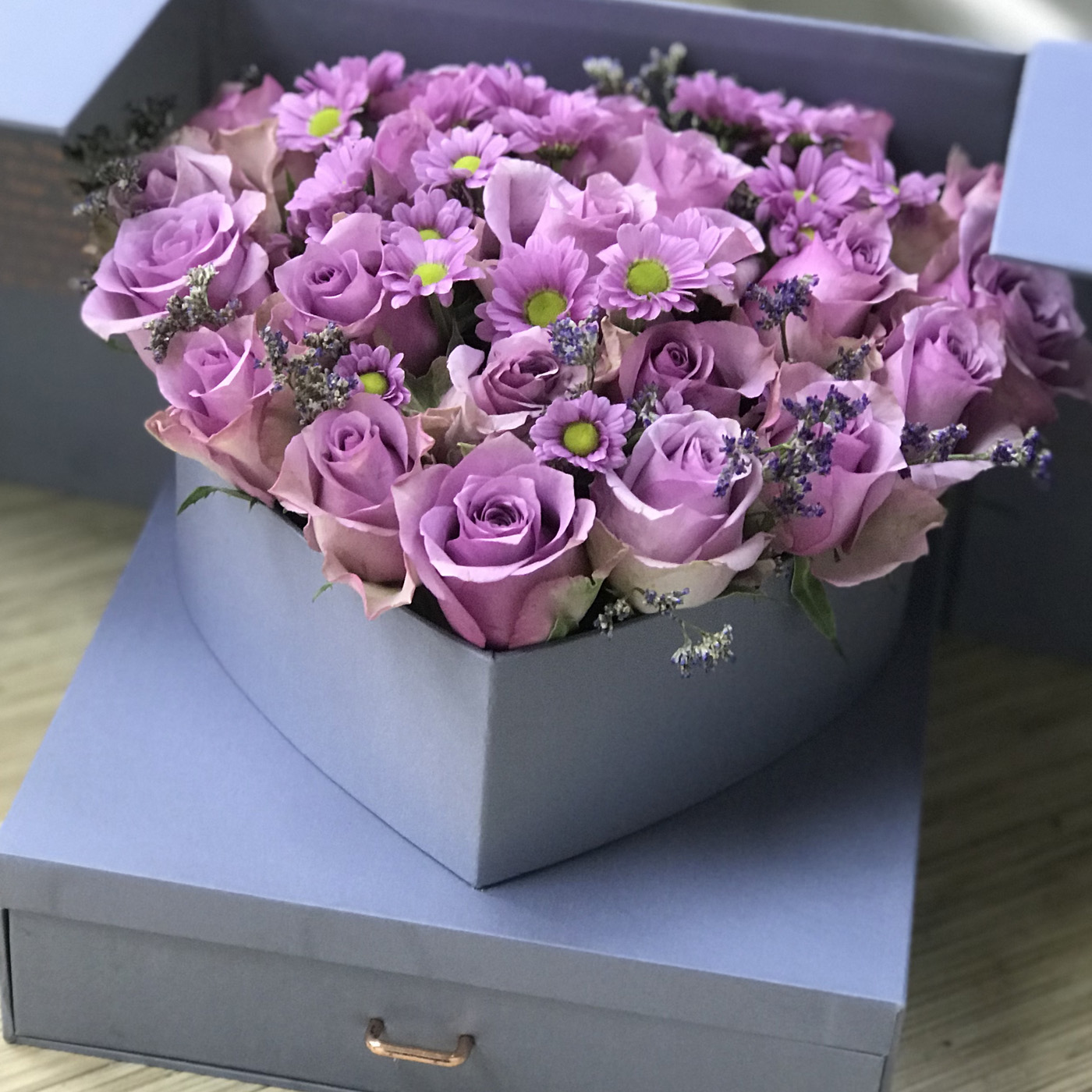 Нежные сиреневые розы в круглой коробке недорого с доставкой на День Святого Валентина